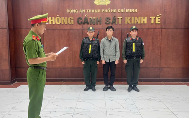 Công an TPHCM khởi tố chủ chuỗi cửa hàng sneaker nổi tiếng