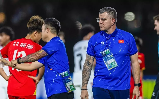 HLV Roland chờ gia hạn hợp đồng với Hà Nội FC