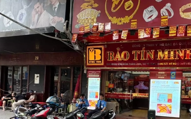 Cảnh tượng lạ trên 'phố vàng' Hà Nội