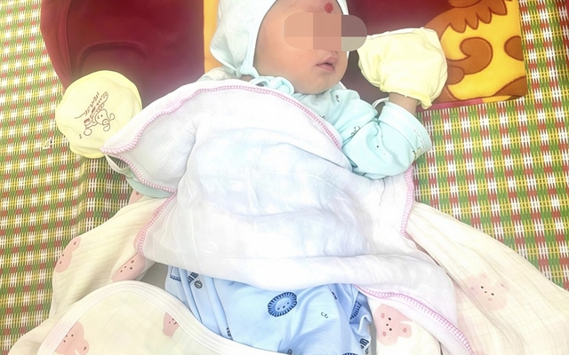 Bé trai sơ sinh bị bỏ trước cổng chùa ở Bắc Ninh, kèm thư nhờ cưu mang