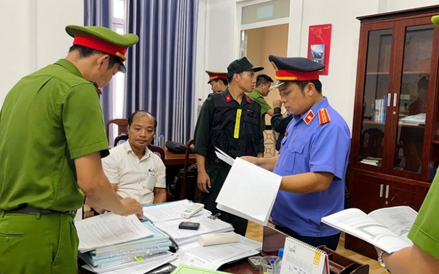 Quyết định bắt tạm giam, khám xét với giám đốc Phạm Ngọc Dũng và nhiều cấp dưới