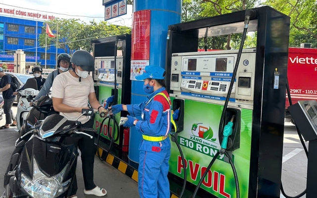Có cần rút hết xăng A95 trước khi đổ E10?