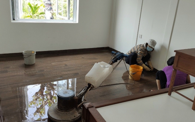 Chị chồng đùng đùng sang dọn dẹp nhà hộ tôi suốt một ngày, lúc ra về chị xin một chai nước lọc bỏ đá làm tôi nổi da gà
