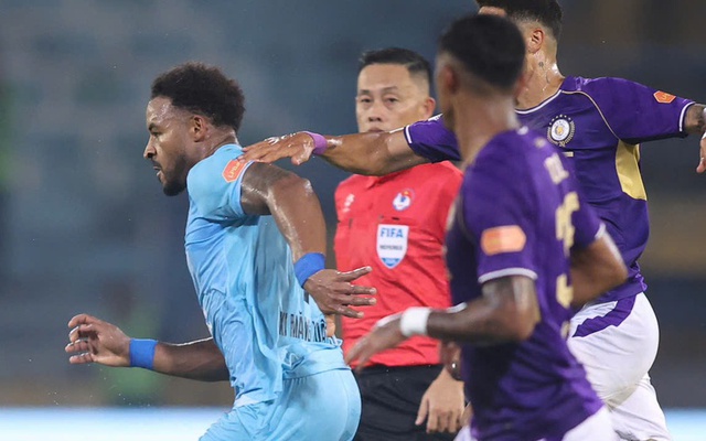 Trời quá nóng, V.League phải áp dụng quy định từng được FIFA đưa vào World Cup để bảo vệ cầu thủ
