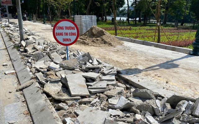 Tuyến vỉa hè lát đá gần như còn nguyên vẹn ở Hà Nội "bị đục phá"