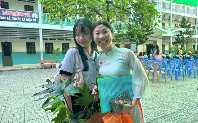 Con gái ca sĩ Thu Phượng năng nổ tiếp sức mùa thi