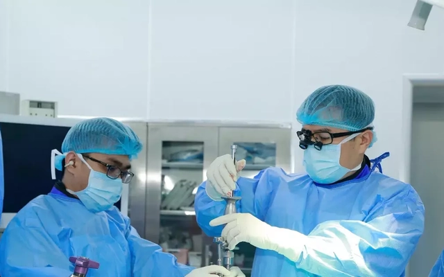 Ba công nghệ tiên tiến nâng tầm phẫu thuật cột sống