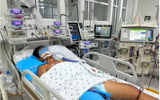 Nguy kịch vì chơi bóng giữa trời nắng nóng