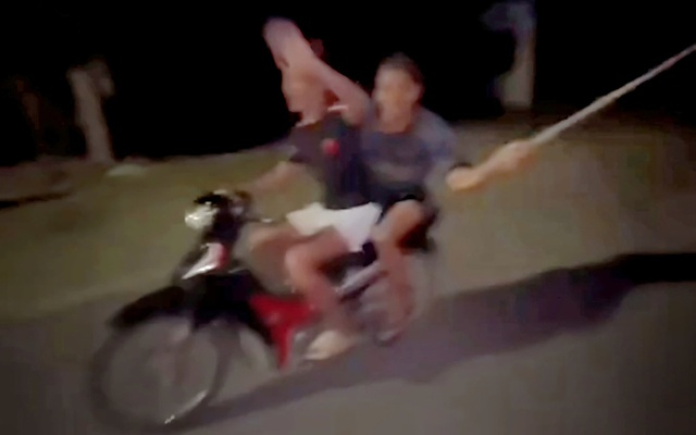 Nhóm thanh niên không mũ bảo hiểm, 'múa' dao trên đường rồi quay clip câu view