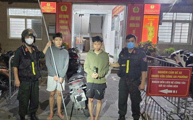 Nhóm thanh niên cầm hung khí lạng lách, ném vỏ chai, xit hơi cay vào cảnh sát