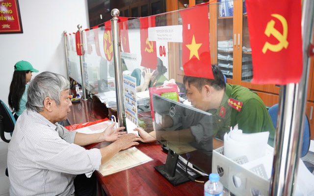 'Siêu phường' gần 100.000 dân sau sáp nhập: Công an cơ sở tiếp dân tới 22h