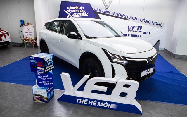 Xem kỹ VinFast VF 8 đời mới vừa về đại lý: Nhiều điểm khác bản cũ, khách vẫn xuống cọc dù chưa thấy xe