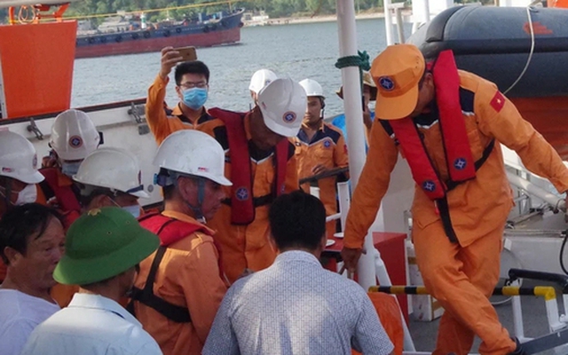 Tàu chở 11 người gặp nạn trên biển, cứu được 9 người, 2 người đang mất tích