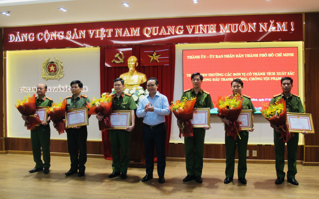 TP.HCM khen thưởng 6 tập thể phá nhanh vụ nổ súng giết người ở Bến Thành