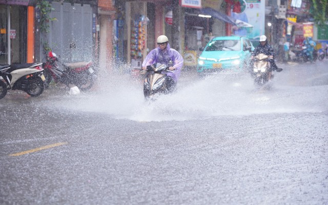 Dự báo mới nhất về thời điểm xuất hiện mưa rào, kết thúc nắng nóng ở miền Bắc
