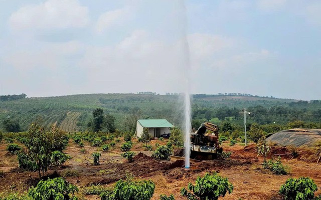 Đào đất, người dân phát hiện cột khí kèm nước phun cao 15m, chuyên gia lập tức vào cuộc