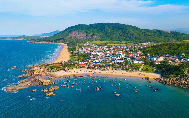 Bãi biển miền Trung hoang sơ được chủ tịch tỉnh đăng lên Facebook: "Không chia sẻ thì thấy mình có lỗi quá"