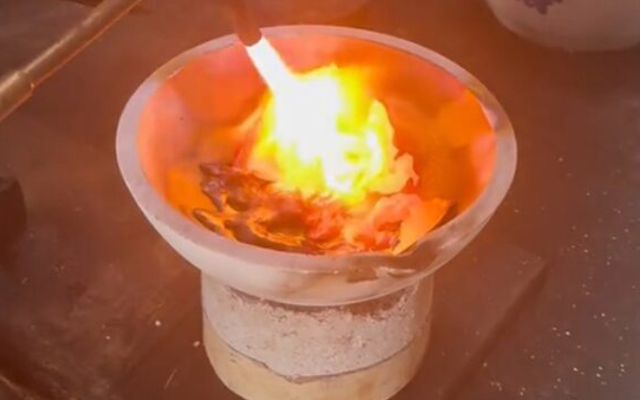 Dọn nhà phát hiện chiếc bát cũ của ông cố, chàng trai mang đi kiểm tra thì lộ bí mật khó tin