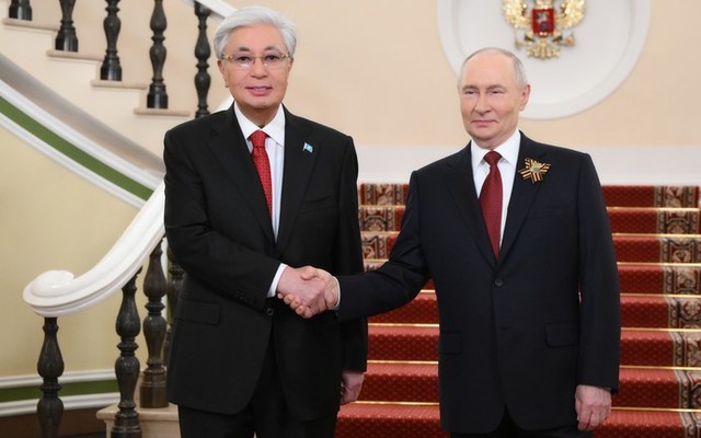 Xem chiến đấu cơ Kazakhstan hộ tống máy bay chở ông Putin tới Astana