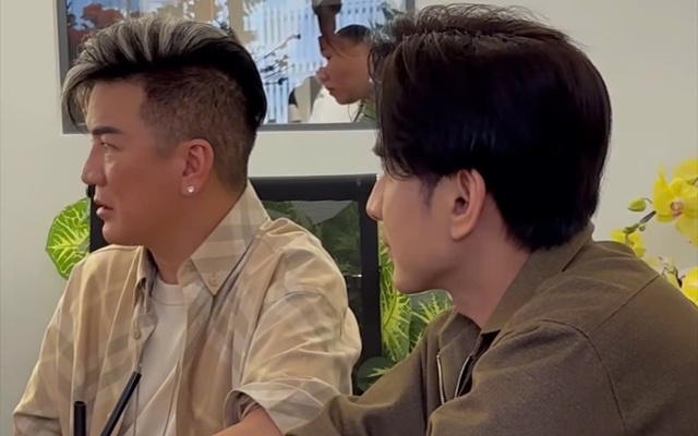 2 ca sĩ đình đám một thời giờ đi bán cafe gặp nhau, 1 người nói: "Xưa ít thấy ca sĩ, giờ như cá ngoài chợ"