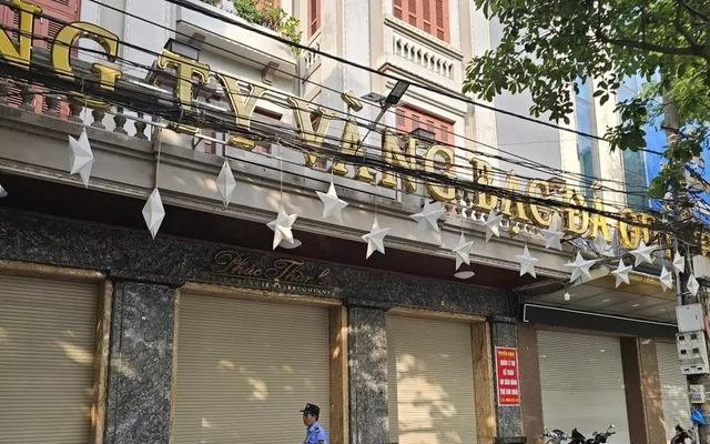 Cảnh sát rời đi, cửa hàng vàng Phúc Thành ở Ninh Bình đóng cửa kín mít
