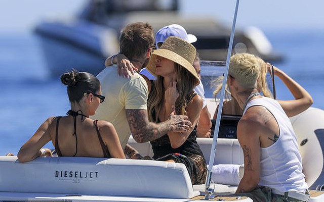 Paparazzi tóm cảnh Victoria khoe vai trần, sexy ôm David Beckham trên du thuyền khiến dân tình đỏ mặt