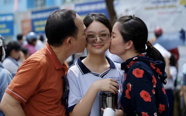 3 thứ phụ huynh EQ cao mang theo khi đưa con đi thi lớp 10
