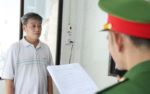 Thi hành lệnh bắt tạm giam Nguyễn Huy Đạt sinh năm 1976