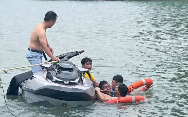 Nhân chứng kể phút lao xuống cứu vận động viên flyboard gặp nạn ở Ninh Bình