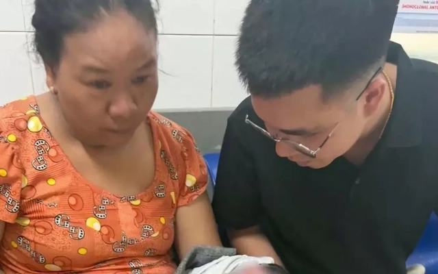 Phát hiện trẻ sơ sinh còn dây rốn bị bỏ trước cổng chùa ở Huế