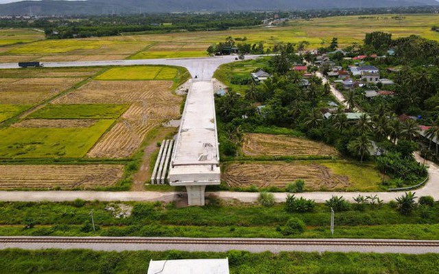 Vì sao cầu vượt đường sắt Bắc - Nam thuộc dự án 442 tỉ đồng ở Thanh Hóa dừng thi công?