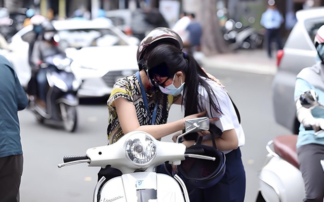 Chỉ có cha mẹ EQ thấp mới làm 4 điều này khi con vừa thi xong