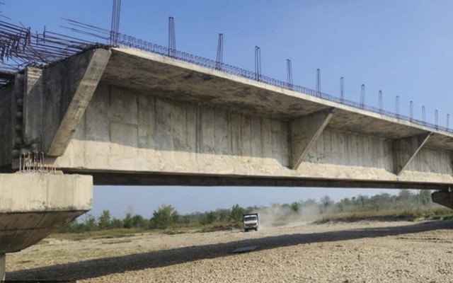 Dự án cầu gần 44 tỷ đồng chậm tiến độ gần chục năm, người dân liều mình băng qua sông mỗi mùa lũ lụt, than "không biết phải đợi đến bao giờ"