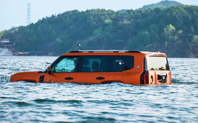 Thêm hãng xe Trung Quốc làm SUV có thể bơi trên nước, trang bị động cơ điện lẫn motor xăng