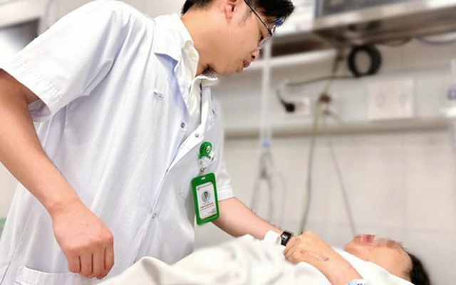 Thông tin từ bệnh viện về sức khỏe người phụ nữ sau khi được gần 20 người nâng xe buýt cứu