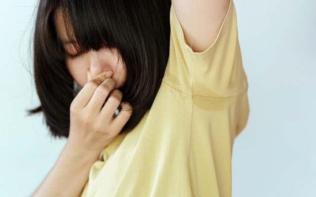 Tại sao nách vẫn hôi sau khi dùng lăn khử mùi? Dược sĩ tiết lộ: Có thể bạn dùng sai thời điểm!