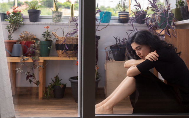 Hàng xóm gõ cửa lúc 11 giờ đêm, diễn biến bất ngờ sau đó khiến tôi nhìn lại cách mình đã sống bao năm nay