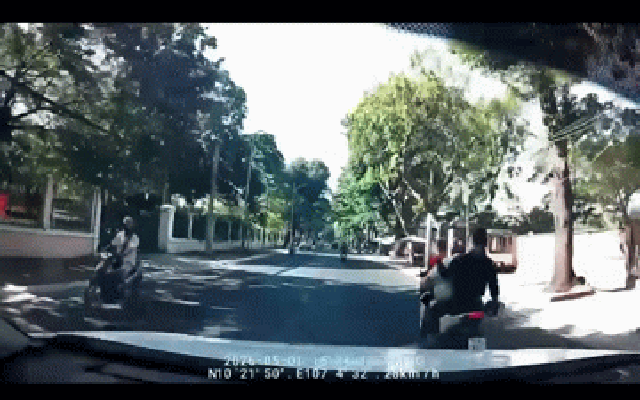 Clip nhóm thanh niên dùng nón bảo hiểm "táng" mạnh vào đầu khiến người đi đường ngã nhào: Bắt khẩn cấp 3 đối tượng