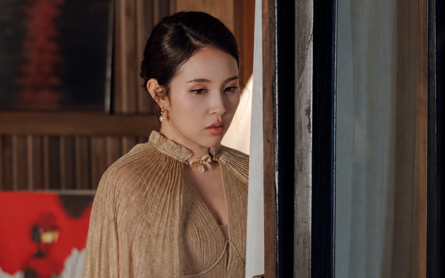 Nữ ca sĩ 35 tuổi gửi thư mời đến bố mẹ đẻ: "Bố mẹ tôi sợ quá không dám đi, chỉ nói bận"