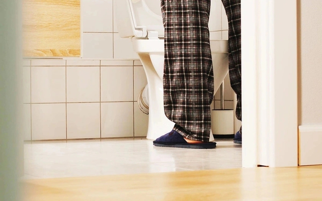 Đi tiểu nhiều bọt có phải suy thận?