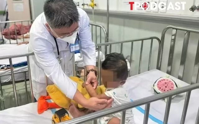 Người thân từ chối chăm sóc bé trai 2 tuổi bị mẹ ruột và người tình bạo hành