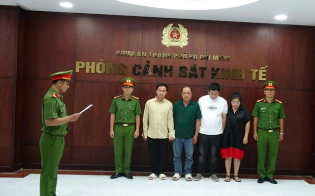 Bắt 4 người ở TP.HCM dùng axit công nghiệp pha chế thành giấm Hàn Quốc