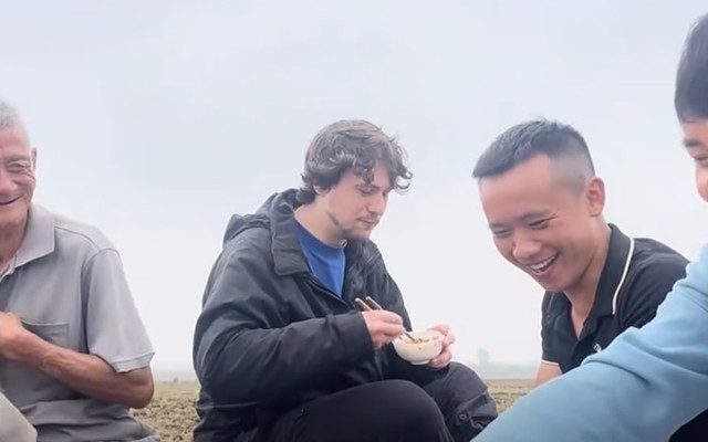 Nông dân Việt “tuyển dụng” khách Tây ngay tại ruộng ngô, đền đáp bằng bữa cơm trưa ấm lòng