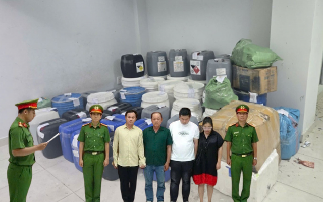 Khám xét khẩn cấp kho hàng, thi hành lệnh bắt tạm giam Trần Minh Thư - Giám đốc Công ty Thư Trần Hớn
