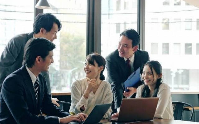 Nhân viên đi làm 490 năm mới kiếm được lương bằng sếp làm 1 năm