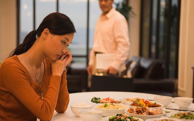Em chồng từ nước ngoài về cho tiền gia đình, nhìn con số mà tôi nghĩ ngợi, mẹ chồng cũng ái ngại