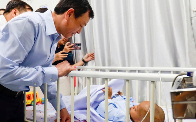 Thứ trưởng Bộ Y tế thăm bé trai 2 tuổi bị bạo hành