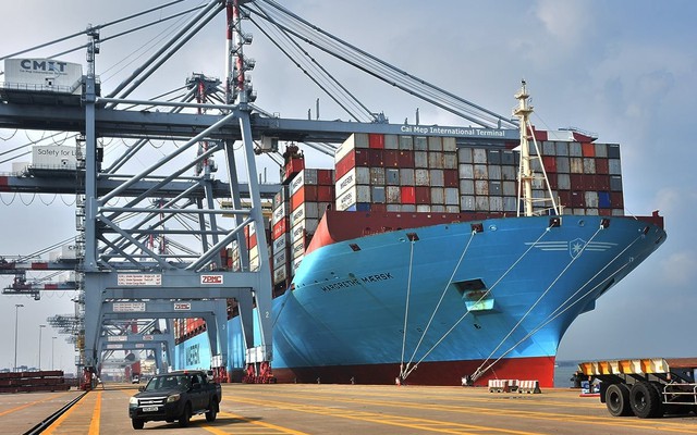 Khoảnh khắc Việt Nam lần đầu tiên đón siêu tàu container lớn nhất thế giới, dài gấp 5 lần máy bay Airbus A380 cập cảng