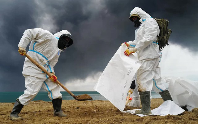 Ukraine tấn công dồn dập - 'Mưa đen' trút xuống nước Nga: Chuyên gia cảnh báo về thảm họa sinh thái