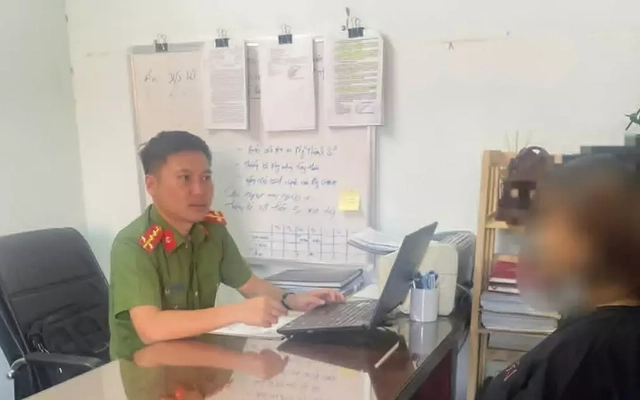 Nhét giấy vào miệng con mới sinh rồi giấu sau bồn cầu